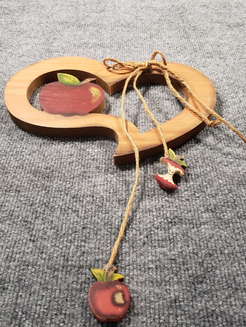 1992 Vintage Tender Heart Treasures Wooden Apple Heart Sign Country Wall Decor